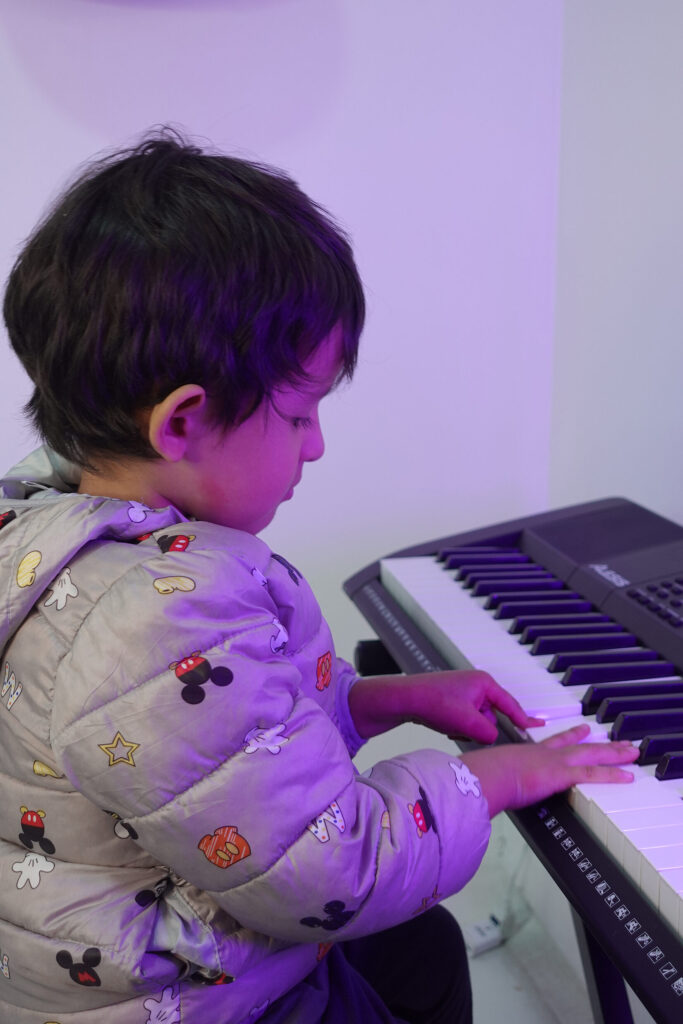 Musicoterapia niño pequeño tocando piano