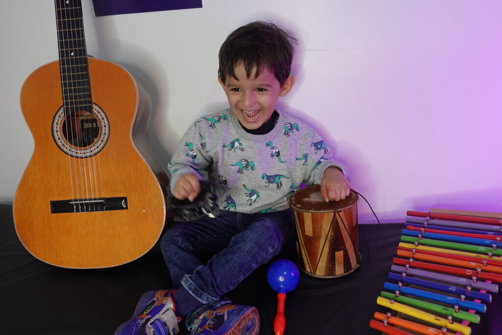 Niño haciendo musicoterapia